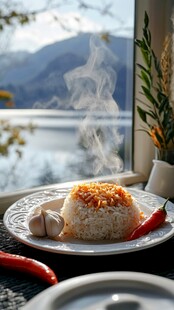 窗边美味米饭配蒜与辣椒