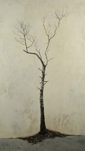 孤独枯树立于灰白背景