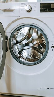 家用白色滚筒洗衣机内部