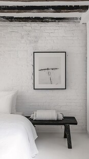 简约卧室的黑白风静谧一角