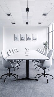 现代简约风会议室场景