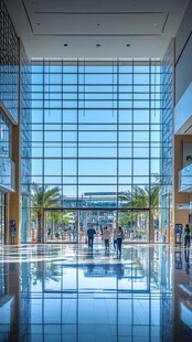 现代玻璃大厅内的行人景象