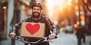 骑车送爱心包裹的快乐男子