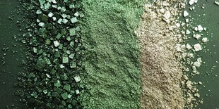 多彩绿色粉末与碎块特写