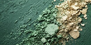 绿金双色眼影粉末特写