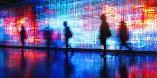 光影墙前行人的动感瞬间