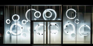 环形灯光装饰的时尚玻璃门