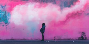 梦幻粉雾中的孤独身影