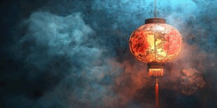 中式灯笼悬于缥缈烟雾中