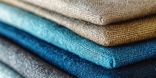 多彩织物叠放展示