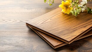 木纹板材上的清新花卉点缀