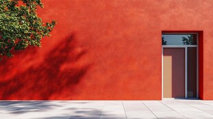 橙墙绿树下的静谧角落