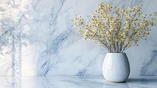 大理石背景上的清新花瓶插花