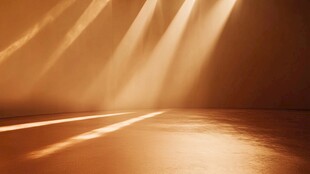 金色光束洒在空旷地面