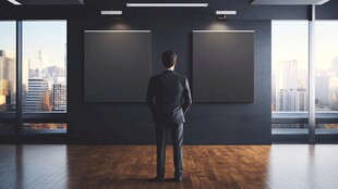 商务人士凝视空白画框