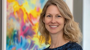 微笑女士与多彩艺术画作