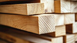 整齐堆叠的优质木材