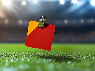 绿茵场上的红黄牌特写