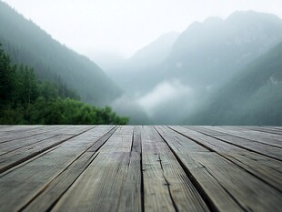 木平台上的山景雾韵