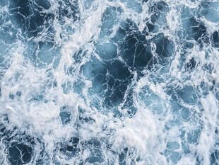 蓝色海洋的翻涌浪花