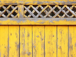 黄色旧木栅栏与镂空装饰