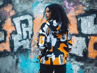 街头酷女孩的潮流穿搭秀