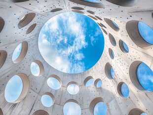 圆洞穹顶下的蓝天白云