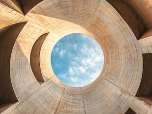 仰望建筑穹顶外的蓝天