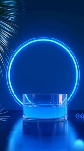 蓝色霓虹下的透明玻璃杯