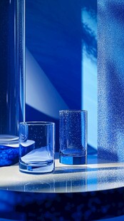 蓝色调玻璃器皿静物展示