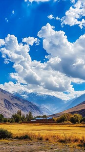 蓝天白云下的壮丽山川景色