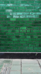 翠绿砖墙与石砌地面