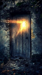 破旧木门后透出神秘光芒