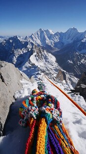 雪山之巅的多彩经幡