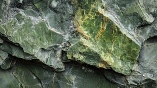 绿色纹理独特的天然岩石