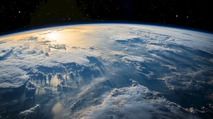 从太空俯瞰美丽地球