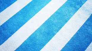 蓝白条纹地毯纹理特写