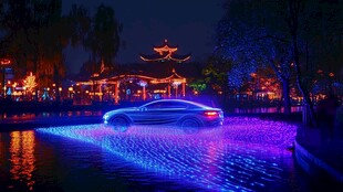 梦幻夜景中的炫酷光影汽车