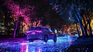 梦幻夜路中的炫酷汽车