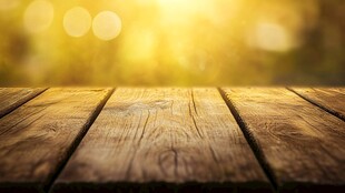 木质桌面与暖光背景画面