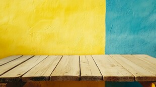 双色墙前的木质桌面