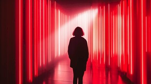 红色光影中独行的身影