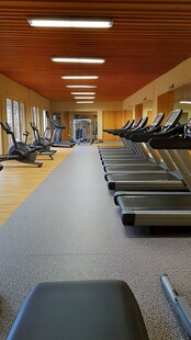 宽敞明亮的现代化健身房