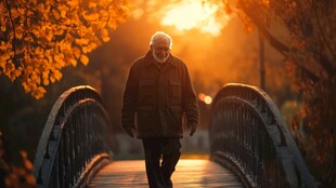 老人漫步秋日黄昏的桥间