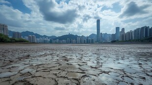 干涸大地与远处都市景观