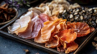 多样干制食材拼盘展示