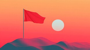 山巅红旗映夕阳