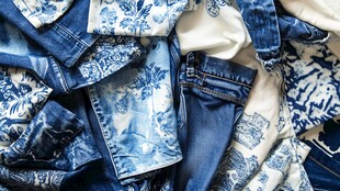 蓝白牛仔布料堆叠特写