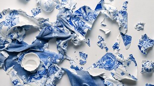 破碎青花瓷片散落画面