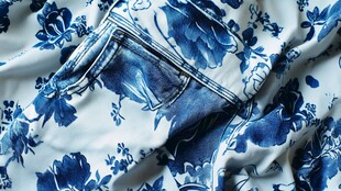 蓝白花卉图案牛仔布料特写